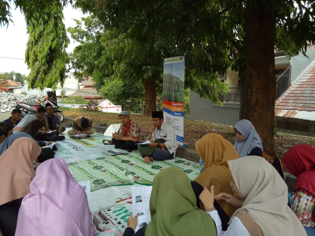 Pemateri menyampaikan konsep menulis straight news